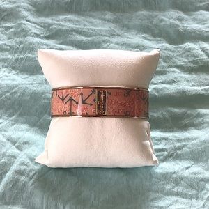 Pre owned, very good condition. So pretty!!